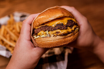 Hamburguer - Sandwich with beef burger, cheddar and french fries