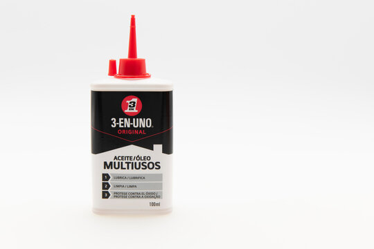 Jerez de la Frontera, Andaluc&iacute;a, Espa&ntilde;a, 11 de marzo de 2023, aceite multiusos con gotero original 3 en uno, aislado en blanco