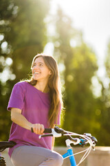 Obraz premium uruguayan latin woman ride a bike smiling outdoor. eco friendly sustainable bicycle transport