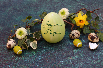 Carte de voeux de Pâques : Oeuf de Pâques avec le texte Joyeuses Pâques inscrit avec des fleurs,...