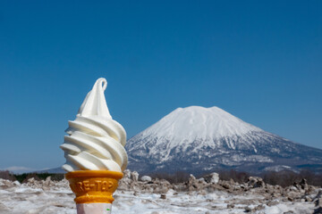 ソフトクリームと羊蹄山（北海道虻田郡ニセコ町）