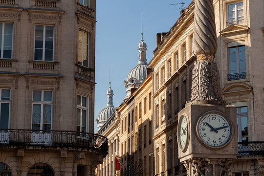 Fototapeta Old weathered vintage clock in the streets of Bordeaux