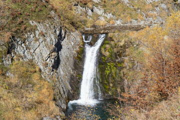 Bonita cascada en la montaña.