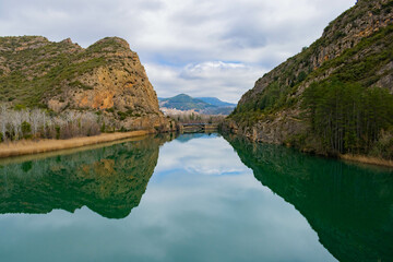 Fototapeta na wymiar Lago donde se reflejan las montañas y el cielo.