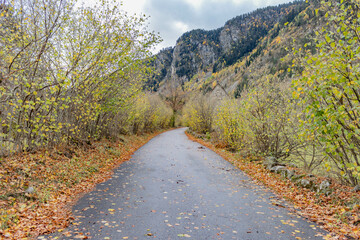 Camino a través de la montaña.