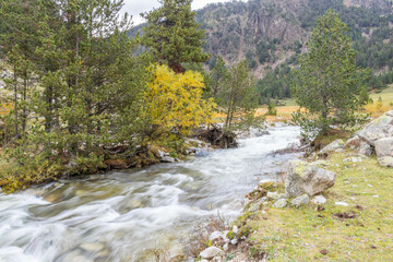 Río a través de la montaña.