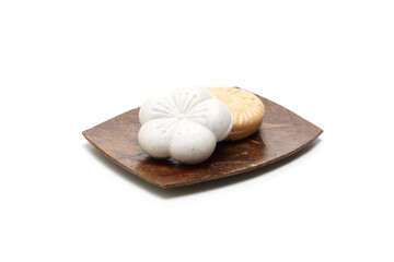 白背景の菓子皿にのせた最中