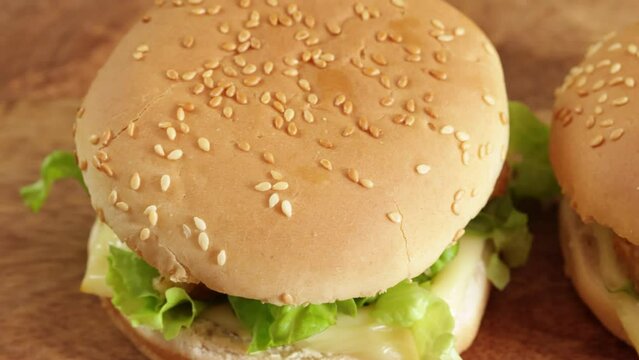 burger au poisson, en gros plan, sur une table