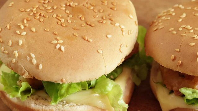 burger au poisson, en gros plan, sur une table