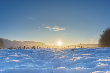 Sonnenuntergang im Schnee - 580166134