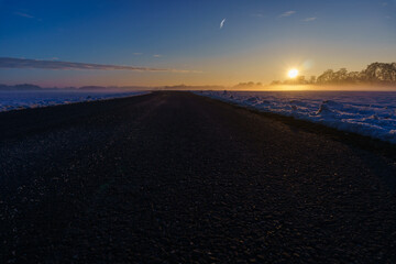 Sonnenuntergang Straße im Winter - 580166325