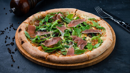 Italian pizza with bacon, mushrooms, cheese, arurgula and spices.