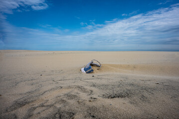 Fototapeta na wymiar Shoe in The Vast Sands