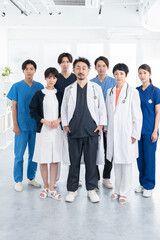 働く医者・看護士（複数人・多人数・集合）