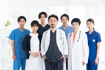 働く医者・看護士（複数人・多人数・集合）