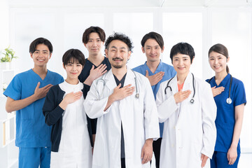 胸に手を当てる医者・看護士（複数人・多人数・集合）