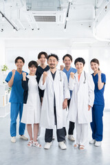 Obraz premium ガッツポーズをする医者・看護士（複数人・多人数・集合）
