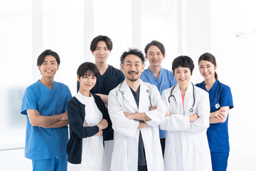 働く医者・看護士（複数人・多人数・集合）