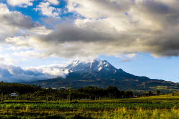 Obraz premium nevado chimborazo visto desde unos campos sembrados en san andres 