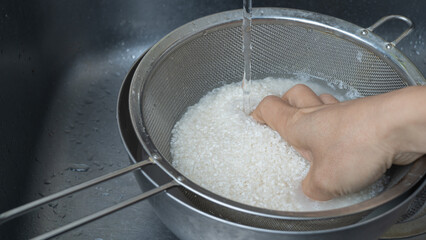 水道水で米を研ぐ・洗う