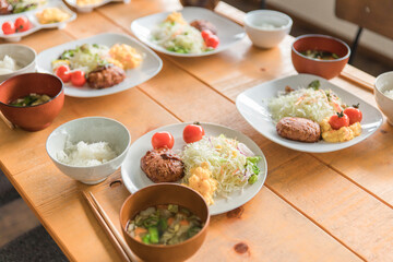 テーブルに並んだ朝食・和食・ご飯・朝ご飯のイメージ
