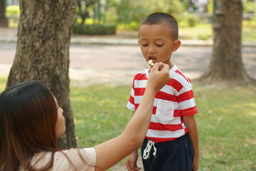 The boy ate ice cream that his mother gave him.