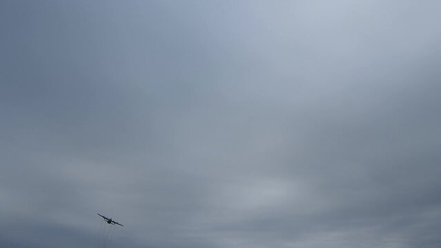 上空を通過するC-130H輸送機 (航空自衛隊小牧基地, 2023年3月）