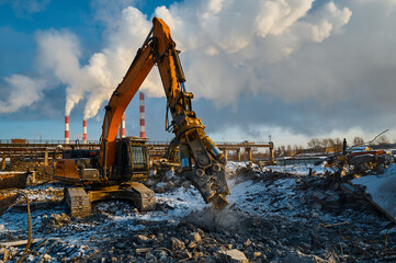 Plant dismantling with crawler excavator hydraulic shears