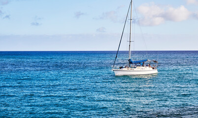 Obraz premium A Sailboat on the Ocean