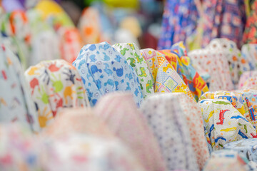 Tienda textil, rollos de tela de colores