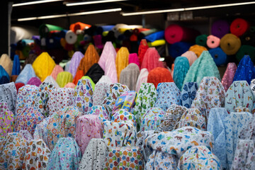 Tienda textil, rollos de tela de colores