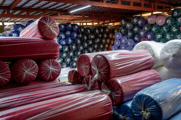 Tienda textil, rollos de tela de colores