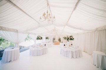 Fototapeta na wymiar Beautiful wedding table decoration and wedding table setting