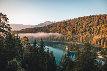 Sonnenaufgang am Caumasee in der Schweiz