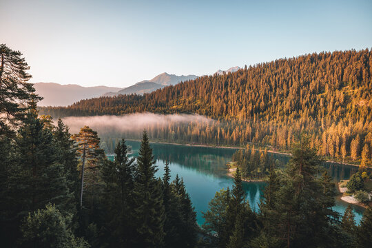 Sonnenaufgang am Caumasee in der Schweiz