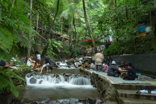 the coolness of Jumog Waterfall natural tourism in Karanganyar