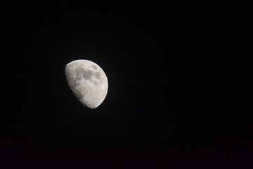 close-up photo of the moon on dark sky