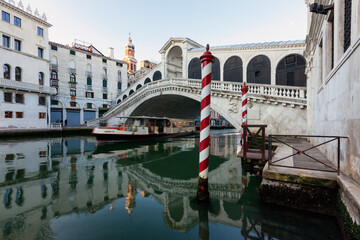 Venezia, San Polo. Ponte di Rialto con vaporetto in transito nel Canale
 - obrazy, fototapety, plakaty