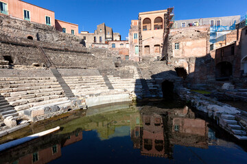 Fototapeta premium Catania.Teatro Antico greco-romano inondato di acqua sotto le case
