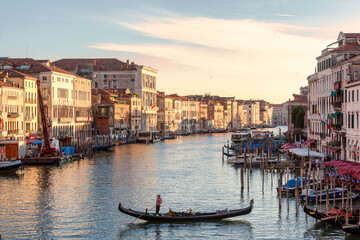 Fototapeta na wymiar Venezia. Gondoliere sul Canal Grande al Ponte di Rialto
