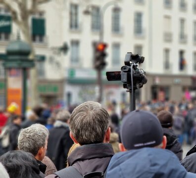 Un cam&eacute;raman journaliste dans une manifestation
