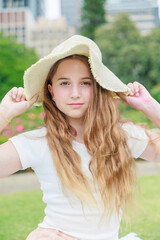 麦わら帽子をかぶるオーストラリアの女の子（縦写真）