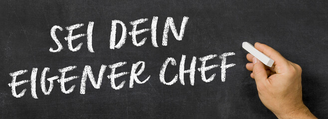  Text auf Tafel - Sei dein eigener Chef