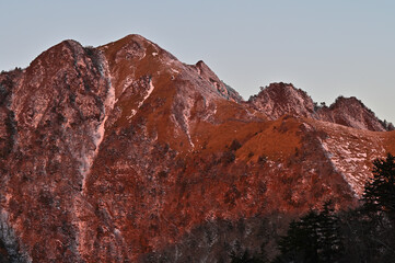 四国愛媛県西条市にある「伊予富士」の朝焼け