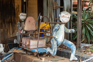 日本の広島県尾道市の壊れた猿の遊具