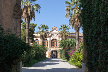 Bagheria, Palermo. Villa Palagonia. Viale d'ingresso con facciata - obrazy, fototapety, plakaty