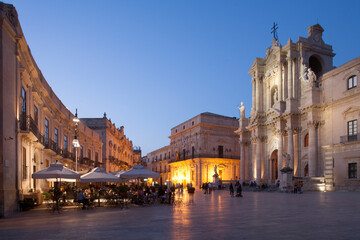 Fototapeta na wymiar Siracusa Ortigia. Piazza Duomo al crepuscolo 