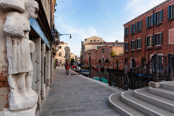 Venezia. Statua di Pietra di Sior Antonio Rioba sull'angolo di Campo dei Mori e canale 