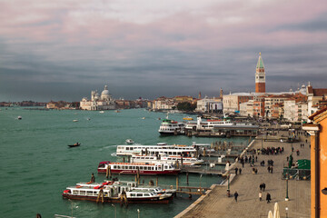 Venezia. San Marco, Bacino. Veduta dall'alto con vaporetti in sosta a Fondamenta degli Schiavoni verso La Salute