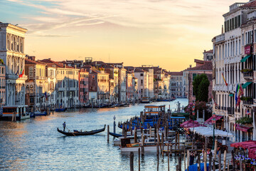 Venezia. Veduta del Canal Grande al tramonto dal Ponte di Rialto  con gondoliere e palazzi  - obrazy, fototapety, plakaty